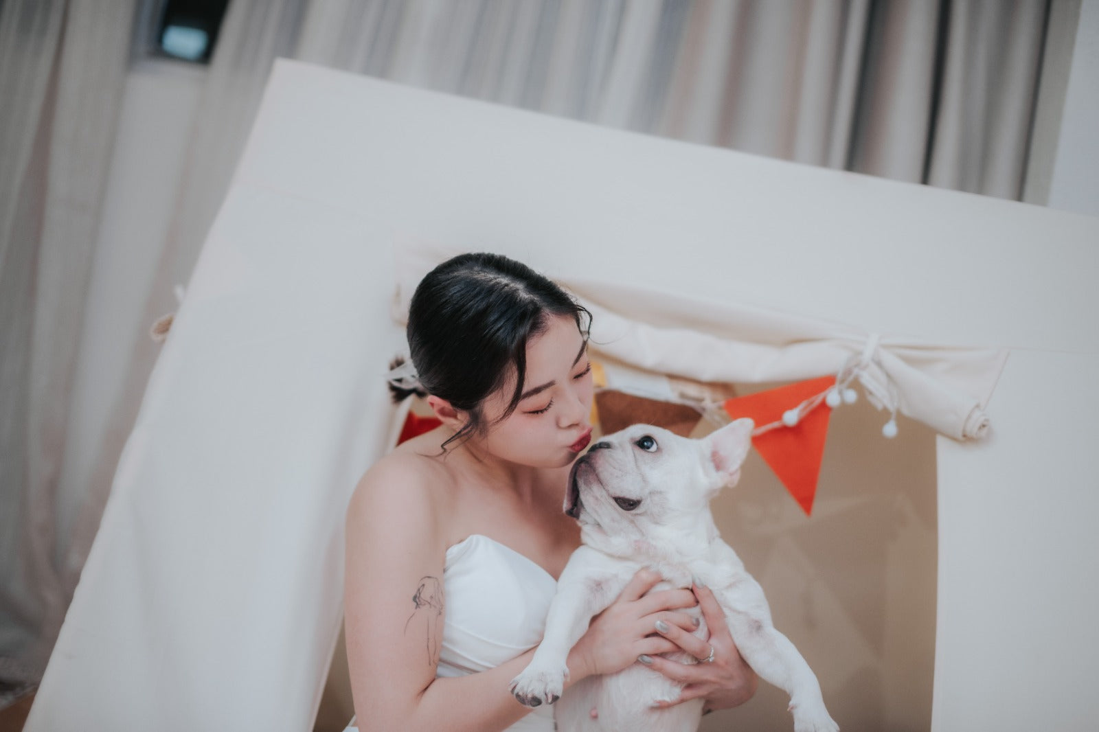 2024 2025 香港室內Prewedding Package, 香港室內旅行風 Prewedding Package, 香港室內影樓Prewedding拍攝，香港Prewedding, 香港一站式Prewedding, 香港一站式Prewedding 全包，香港Prewedding 一條龍，香港Prewedding 化妝拍攝場地，香港室內包場影樓Prewedding, 香港寵物Prewedding Package, 香港 Pet Friendly Prewedding Package, 香港寵物友善Prewedding 拍攝